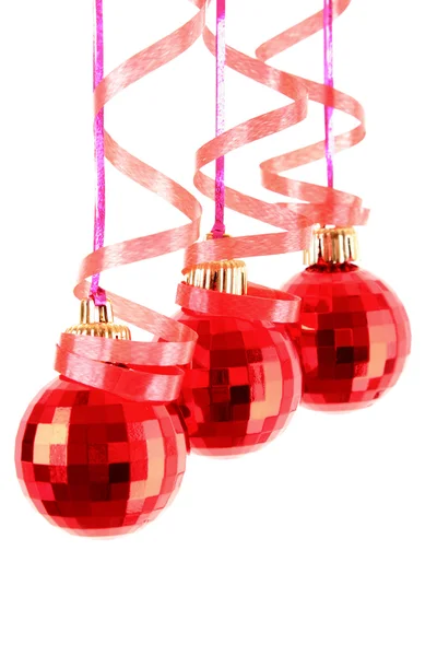 Christmas bollar hängande med band isolerad på vit — Stockfoto