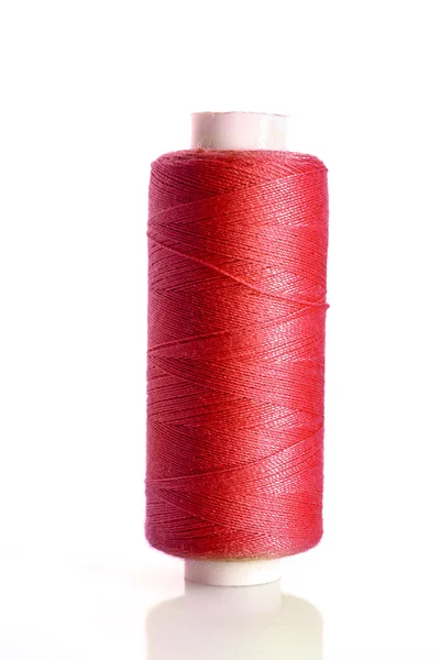 Червона бобинова нитка ізольована на білому — стокове фото
