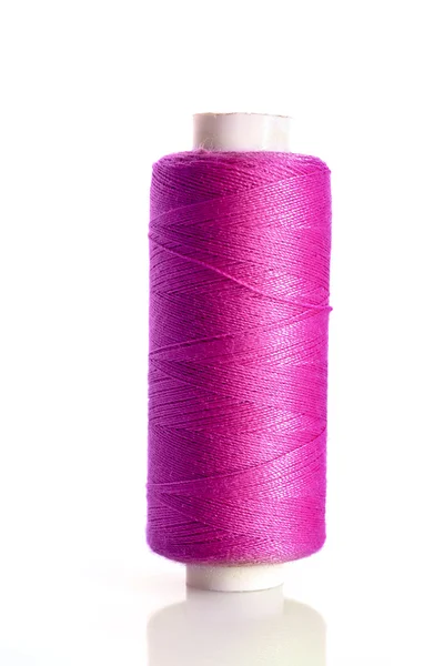 Фіолетова боббінова нитка ізольована на білому — стокове фото