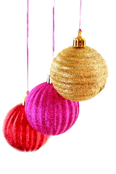 Різдвяні кульки висять стрічками ізольовані на білому — стокове фото