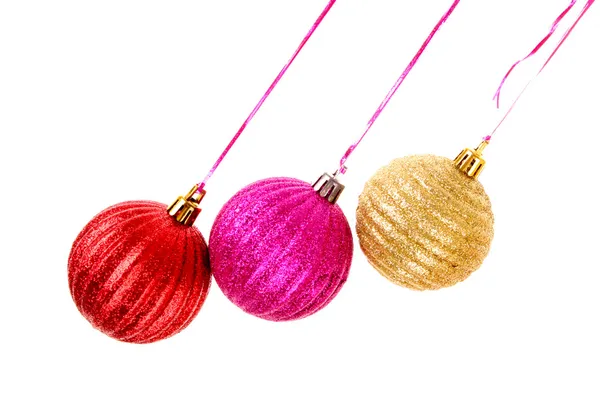 Bolas de Natal penduradas com fitas isoladas em branco — Fotografia de Stock