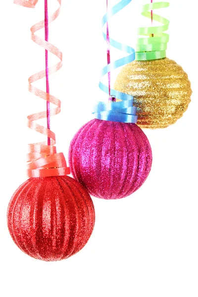 Bolas de Navidad colgando con cintas aisladas en blanco — Foto de Stock