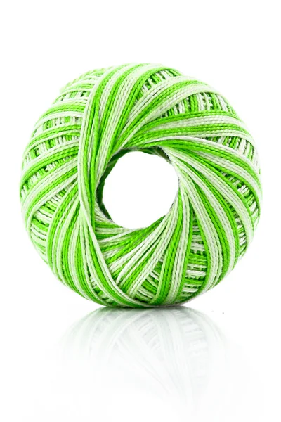 Bola de lã verde isolado no branco — Fotografia de Stock