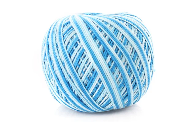 Blauwe wol bal geïsoleerd op wit — Stockfoto
