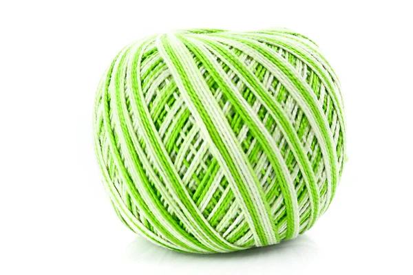 Μπάλα Πράσινη μαλλί που απομονώνονται σε λευκό — Φωτογραφία Αρχείου