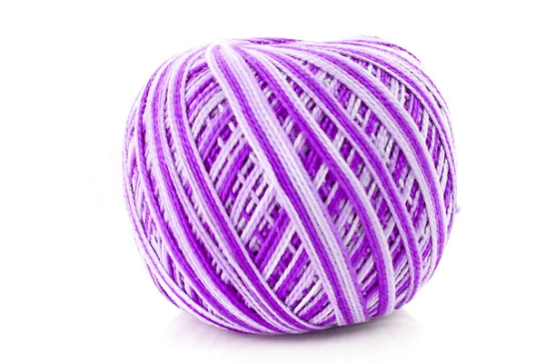 孤立在白色的紫罗兰色羊毛球 — 图库照片