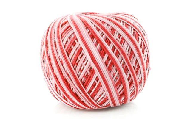 Μάλλινο κόκκινο μπάλα που απομονώνονται σε λευκό — Φωτογραφία Αρχείου