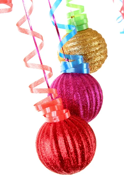Opknoping met linten geïsoleerd op Witte kerstballen — Stockfoto