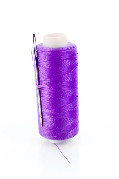 Bobina violeta con aguja aislada en blanco — Foto de Stock