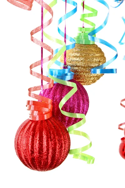 Bolas de Navidad colgando con cintas aisladas en blanco —  Fotos de Stock