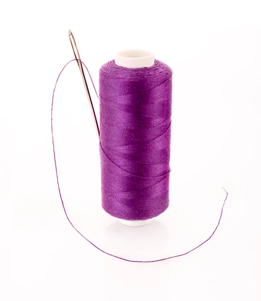 Violett spolen med nål isolerad på vit — Stockfoto