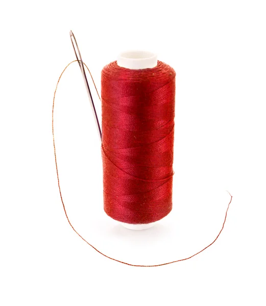 Röd bobbin med nål isolerad på vit — Stockfoto