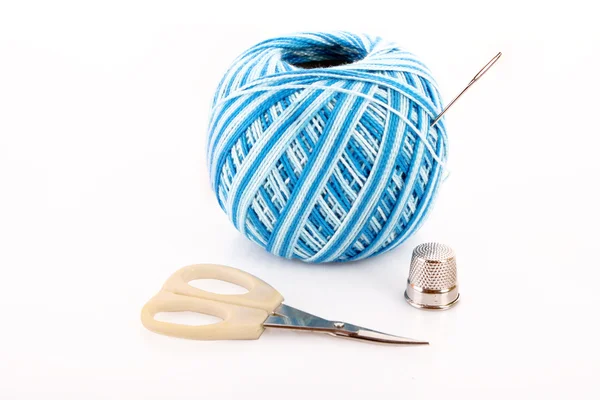 Lã, agulha, tesoura e dedal isolados sobre branco — Fotografia de Stock