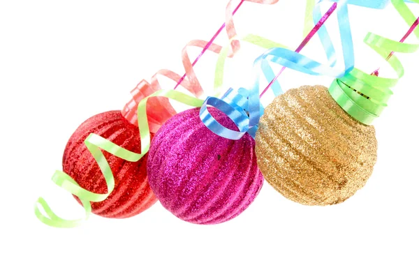 Bolas de Navidad colgando con cintas aisladas en blanco — Foto de Stock