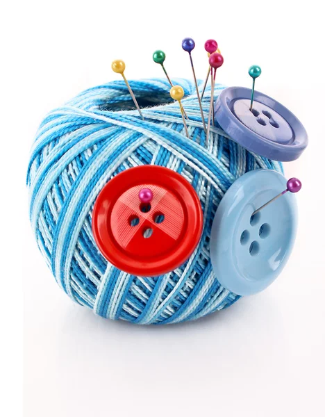 Botões e bola de lã isolados em branco — Fotografia de Stock