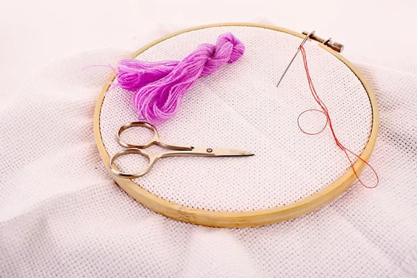 Embroidery hoop and scissor — Stock Photo, Image