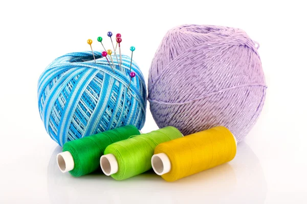 Bola de lã e bobina de rosca isolada em branco — Fotografia de Stock