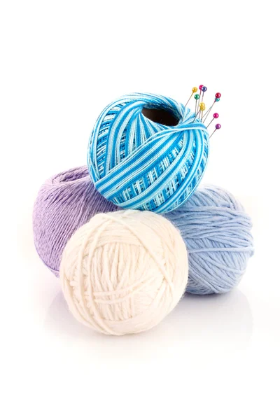 Poche palle di lana isolate su bianco — Foto Stock