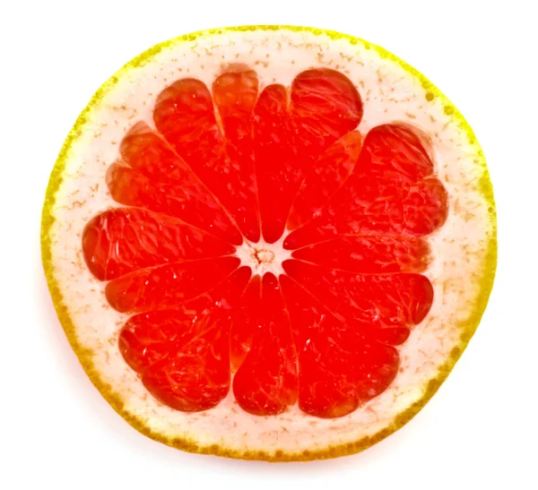 Nahaufnahme von in Scheiben geschnittener rosa Grapefruit isoliert auf weiß — Stockfoto