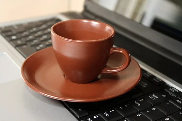 Puchar na klawiaturze laptopa — Zdjęcie stockowe