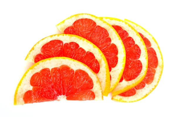 Närbild på skivad rosa grapefrukt isolerad på vit — Stockfoto