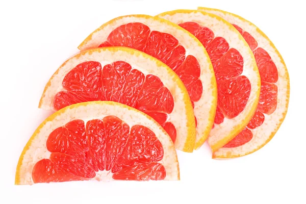 Närbild på skivad rosa grapefrukt isolerad på vit — Stockfoto