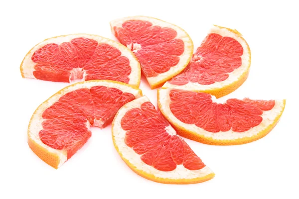 Кусочки грейпфрута в виде круга, изолированного на белом — стоковое фото