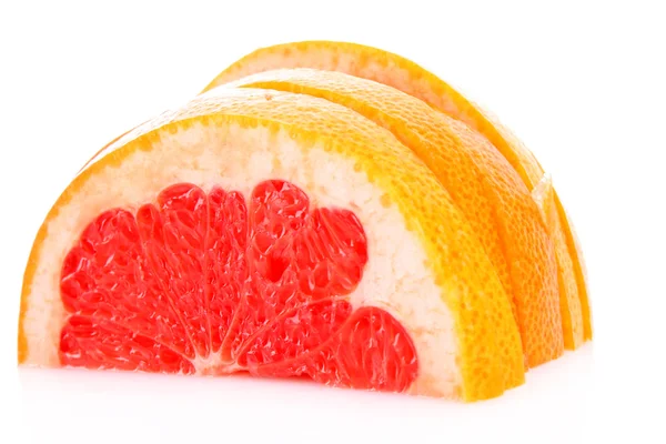 Plátky polovinu grapefruitu izolovaných na bílém — Stock fotografie