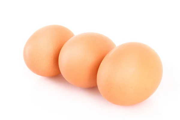 Üç tavuk yumurta beyaz izole kahverengi — Stok fotoğraf