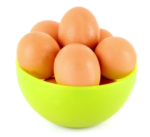 Huevos de gallina marrón en el plato aislados en blanco — Foto de Stock
