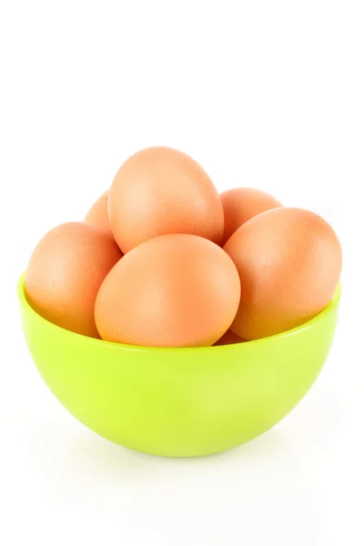 Alcune uova di gallina bruna nel piatto isolato su bianco — Foto Stock