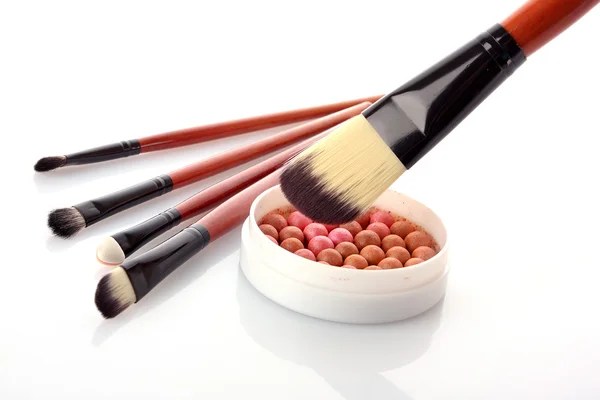 Cepillo cosmético sobre fondo cosmético — Foto de Stock