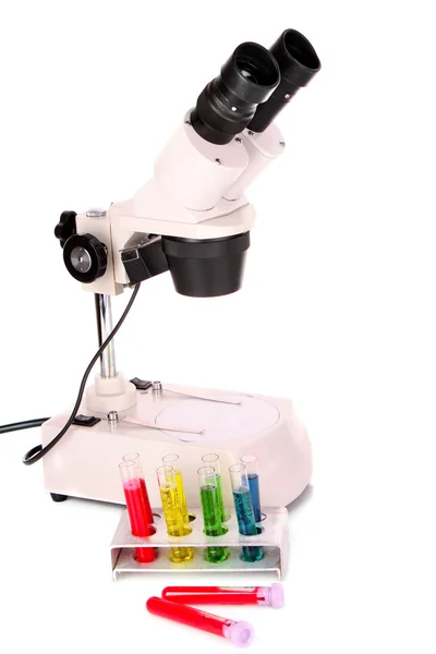 Laboratorní mikroskop kovový a zkumavky s kapalinou, samostatný — Stock fotografie