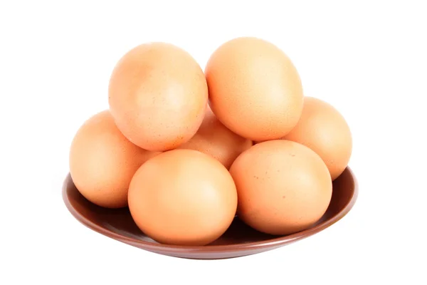 Grup plaka üzerinde beyaz izole kahverengi tavuk yumurta — Stok fotoğraf
