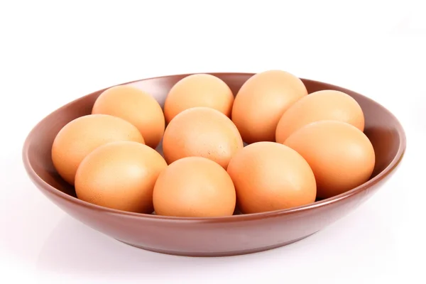 Ομάδα των αυγών της κότας καφέ στην επίπεδη πλάκα απομονωθεί σε λευκό — Φωτογραφία Αρχείου