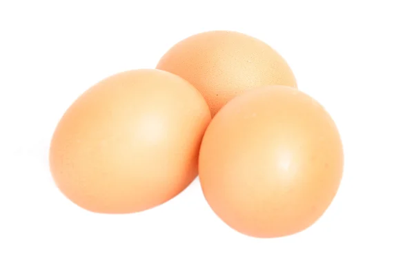 Три коричневых куриных яйца изолированы на белом — стоковое фото