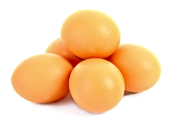 Groupe d'œufs de poule brune isolés sur blanc — Photo