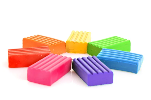 Plasticina multicolore luminosa infantile isolata su bianco — Foto Stock