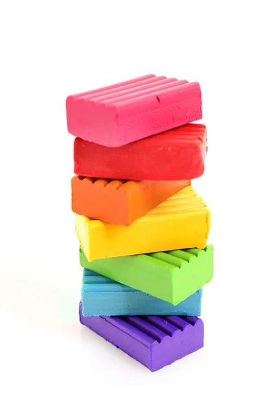 Plasticina multicolorida brilhante infantil na coluna isolada — Fotografia de Stock