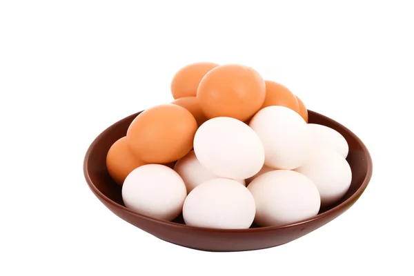 Groep van bruine en witte kip eieren in de plaat geïsoleerd op whi — Stockfoto