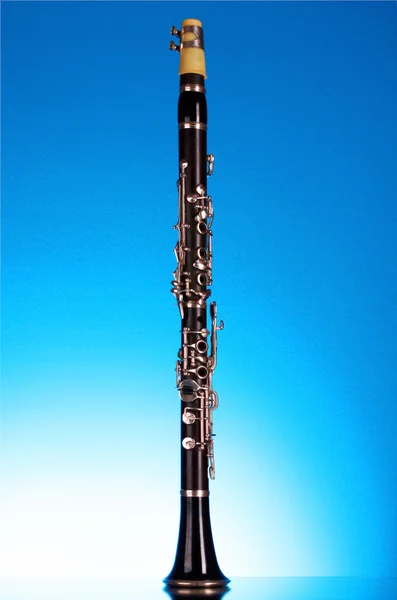 Klarinette auf blauem Hintergrund — Stockfoto