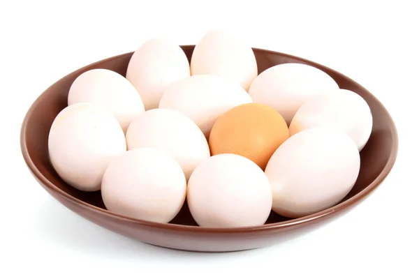 Gruppe brauner und weißer Hühnereier im Teller, isoliert auf einem — Stockfoto