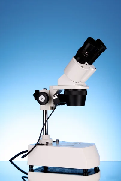 파란색 배경에 의료 현미경 — 스톡 사진