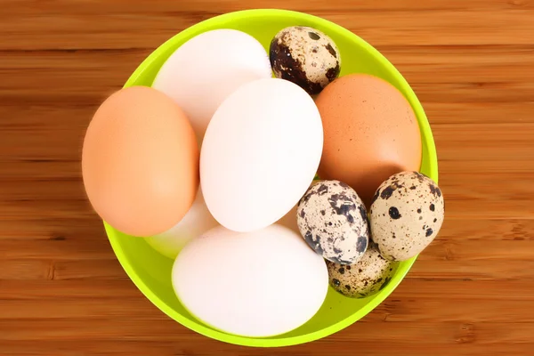 Group of brown and white hen's and quail spotted eggs in the pla — Stock Photo, Image