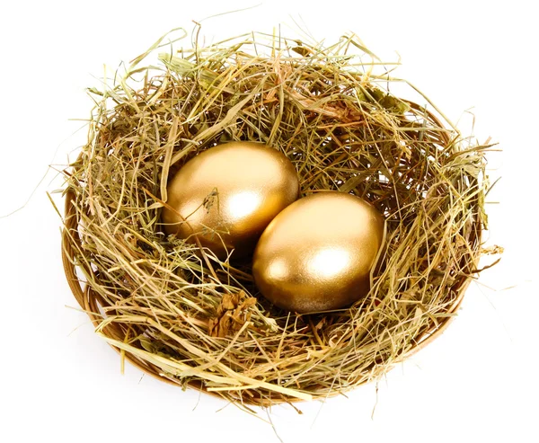 白で隔離草の巣で 3 つの黄金の鶏の卵 — ストック写真
