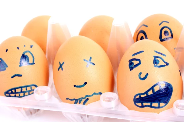 Grupo de ovos de galinha marrom com diferentes rostos na caixa — Fotografia de Stock