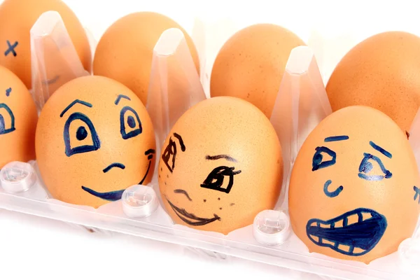 Grupo de huevos de gallina marrón con diferentes caras en la caja — Foto de Stock