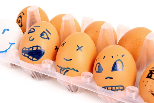 ボックスで異なる顔を持つ茶色の鶏の卵のグループ — ストック写真