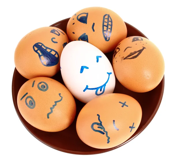 Grupo de huevos de gallina pardos y blancos con diferentes caras — Foto de Stock