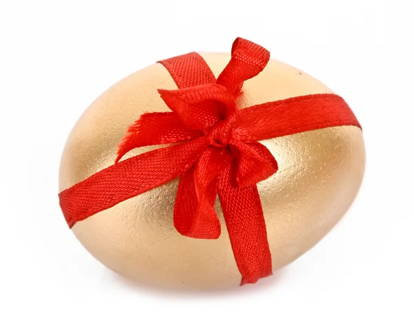 Золотое яйцо с красной полосой, изолированное на белом — стоковое фото